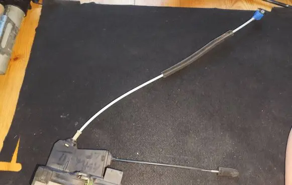 Opel Zafira A Front door lock 24414116