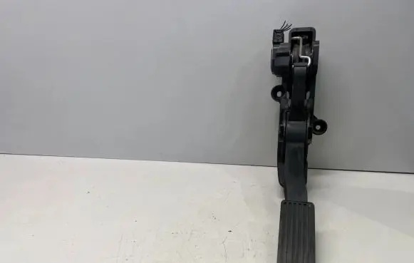 Mercedes-Benz A W169 Accelerator throttle pedal A1693000304 91736020