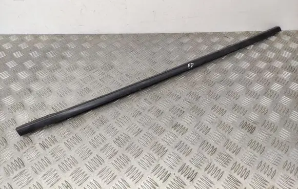 Fiat 500X Front door glass trim molding