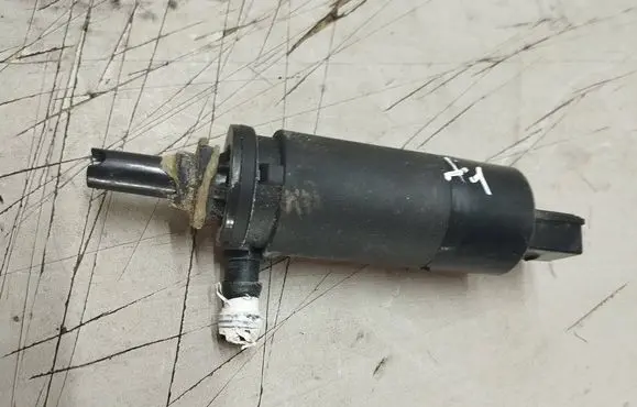 BMW X1 E84 Windscreen/windshield washer pump 987070227 V10080208