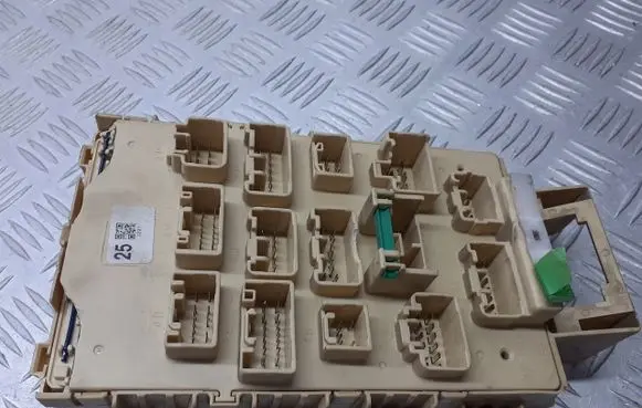 Toyota Yaris Fuse box cover 