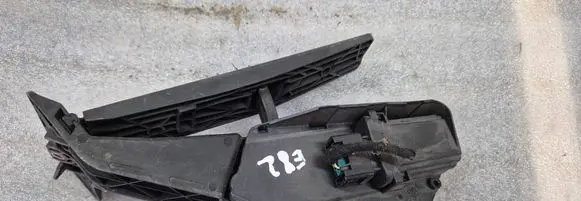 Accelerator throttle pedal