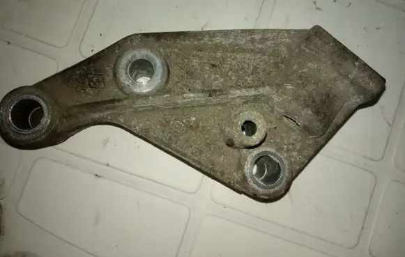 Nissan Primastar Engine mounting bracket