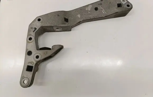 Gearbox mounting bracket