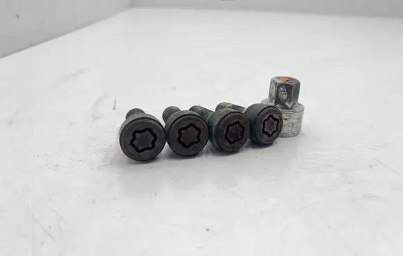 BMW 1 F20 F21 Anti-theft wheel nuts and lock 