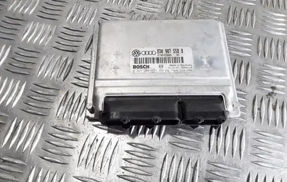 Volkswagen PASSAT B5 Engine control unit/module 8D0907558B 0261204774