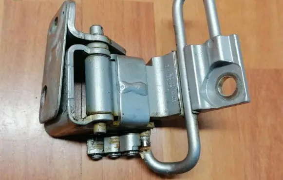 Volkswagen Touareg I Front door lower hinge 7L0831412 7L0831412A 7L0831412C