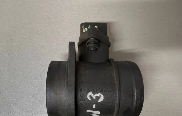 Volkswagen Touran I Mass air flow meter 038906461B 0281002531