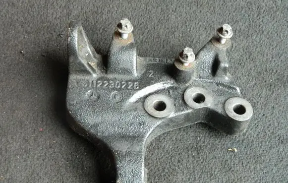 Mercedes-Benz Vito Viano W638 Engine mounting bracket A6112230226