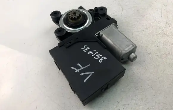 Volvo C30 Front door window regulator motor 979037100