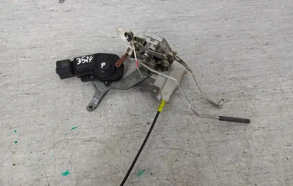 Peugeot 107 Front door lock 
