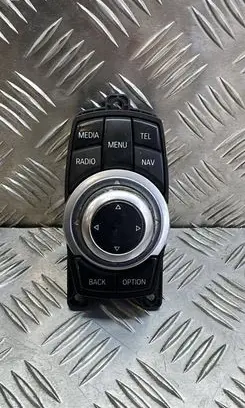 Head unit multimedia control
