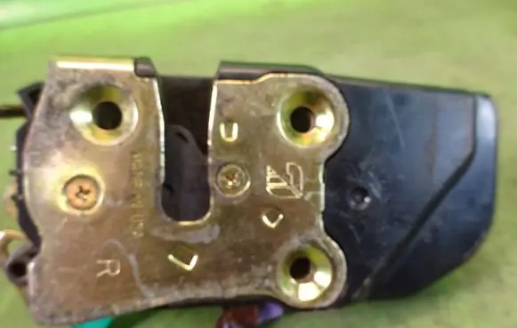 Chrysler PT Cruiser Front door lock