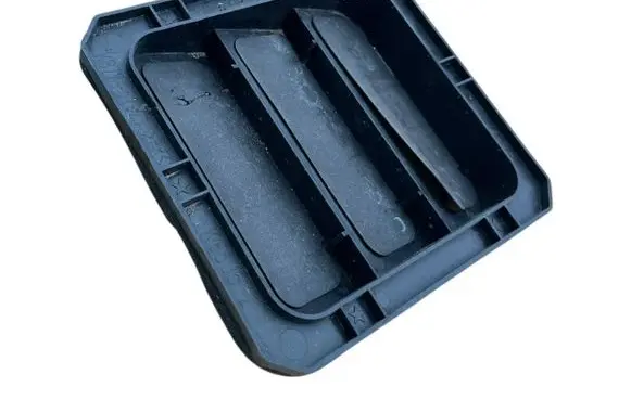 Quarter panel pressure vent