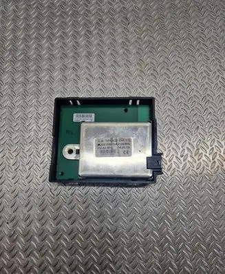 Mercedes-Benz E W212 Antenna control unit A1698200475 04670118240 4ZGS005