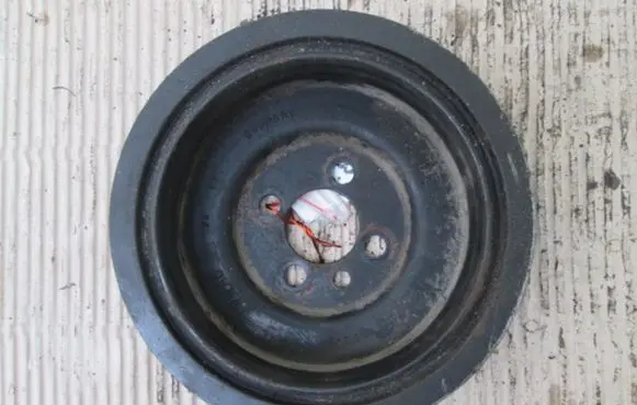Volkswagen Golf V Crankshaft pulley