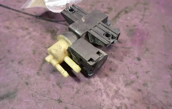 Renault Megane III Vacuum valve 