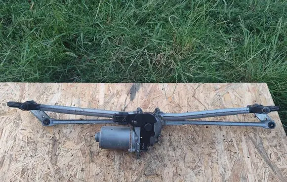 Mini Cooper Countryman R60 Front wiper linkage and motor 9804399 W19351 2330S