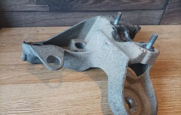 Volkswagen PASSAT B5.5 Engine mounting bracket