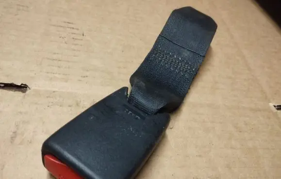 Chrysler Sebring (ST-22 - JR) Rear seatbelt buckle