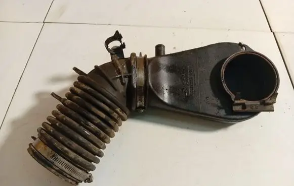 Chevrolet Blazer Air intake hose/pipe 25173860
