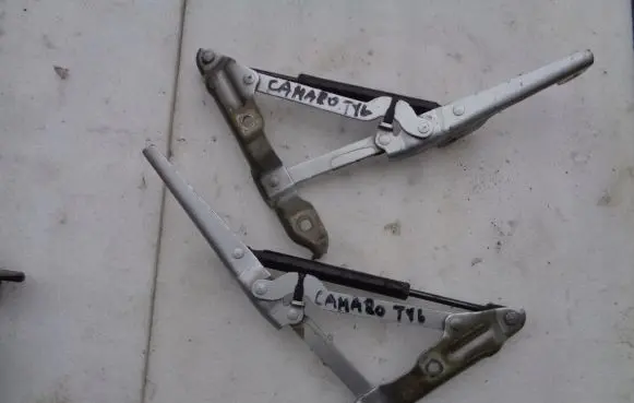 Chevrolet Camaro Tailgate/trunk/boot hinge 2356896
