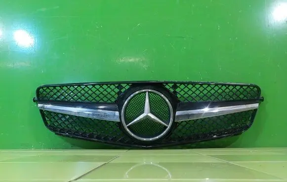 Mercedes-Benz C W204 Front bumper upper radiator grill UP97
