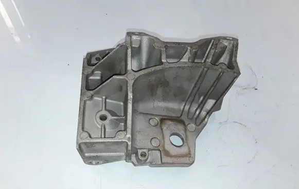 Volvo XC60 Engine mounting bracket