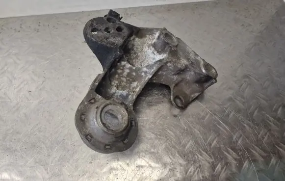 Audi A4 S4 B6 8E 8H Engine mounting bracket 8E0199352F