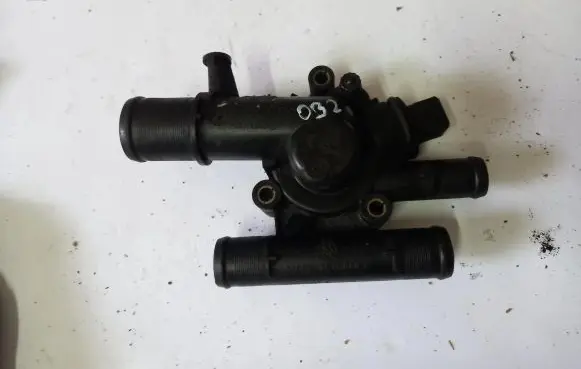 Renault Laguna I Thermostat housing 8200074346