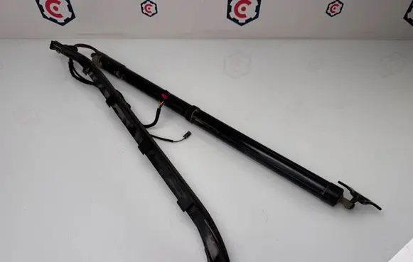 Volkswagen Touareg II Tailgate strut 7P6827711