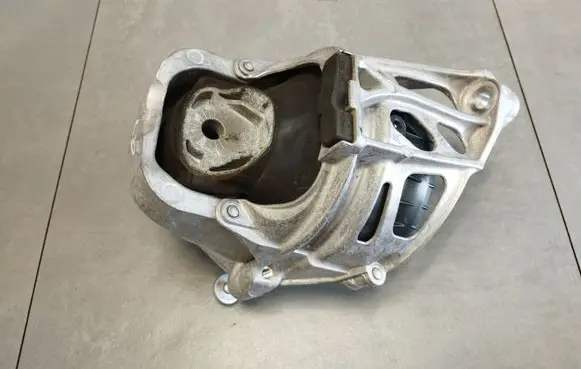 Engine mount bracket