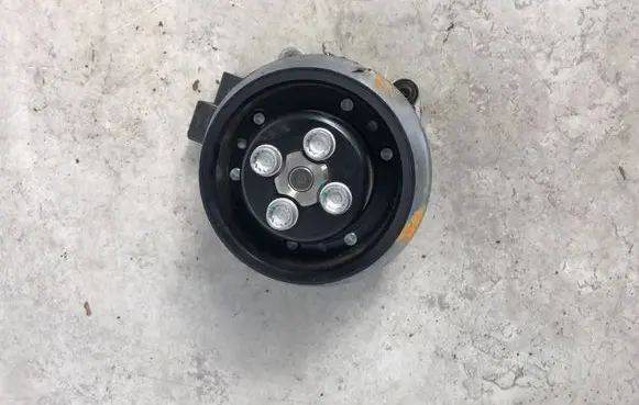 Volkswagen PASSAT B7 Water pump 01643304