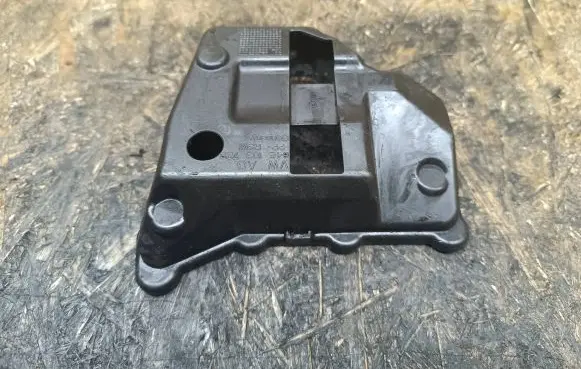 Volkswagen Golf VII Other engine bay part 04E103729