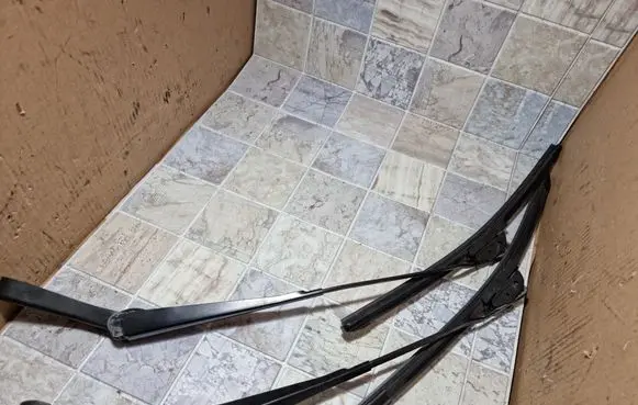 Ford Mondeo Mk III Front wiper blade arm 1S7117526AB 1S71175226CB
