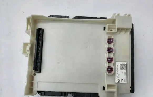 Toyota RAV 4 (XA50) Fuse module 8273042890A