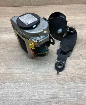 Mercedes-Benz E W211 Front seatbelt 561014701