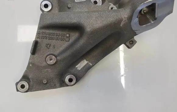 Mercedes-Benz C W205 Engine mount bracket