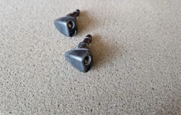 Mitsubishi L200 Windshield washer spray nozzle 