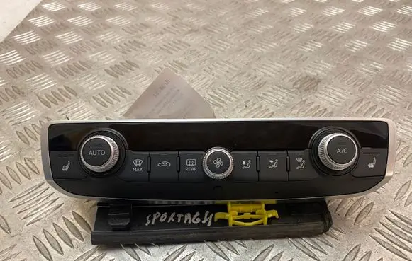Audi A1 Climate control unit 83A820043A