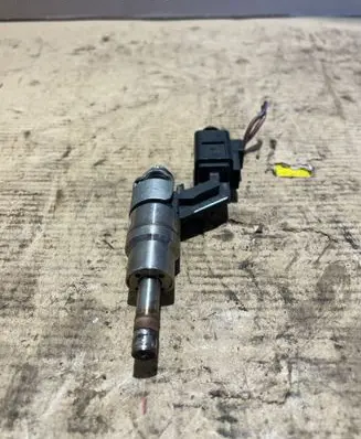Volkswagen Touran II Fuel injector 03C906036A