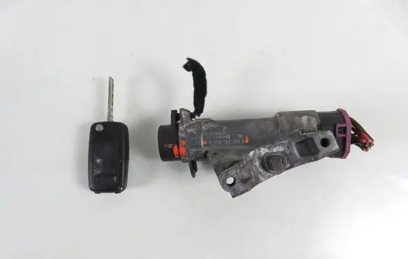 Volkswagen PASSAT B5.5 Ignition lock 4B0905851A