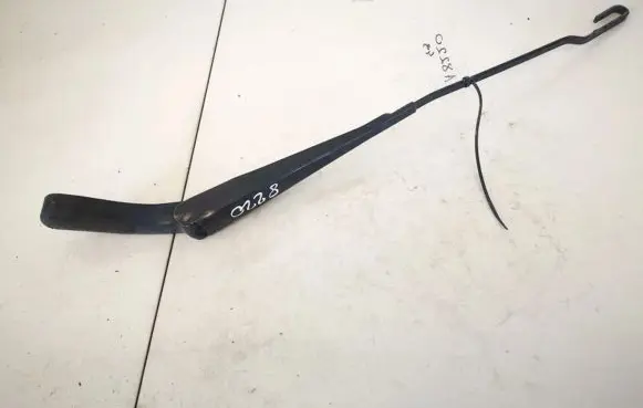 Ford Mondeo Mk III Front wiper blade arm 1s7117526c