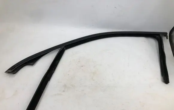 Mercedes-Benz GLE W167 Rubber seal front door window/glass A1677251300