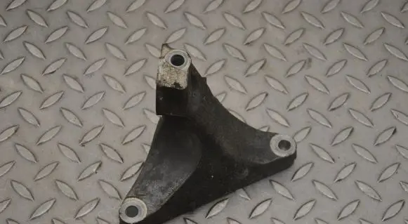 Subaru Outback (BS) Engine mounting bracket