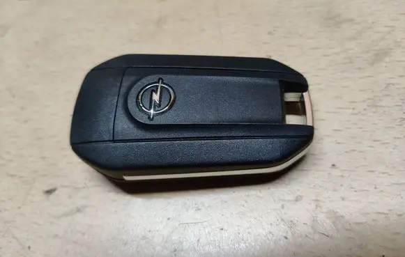 Opel Mokka B Ignition key/card 9811802180