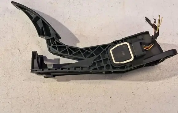 Mercedes-Benz ML W164 Accelerator throttle pedal A1643000004