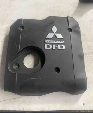 Mitsubishi L200 Engine cover (trim)