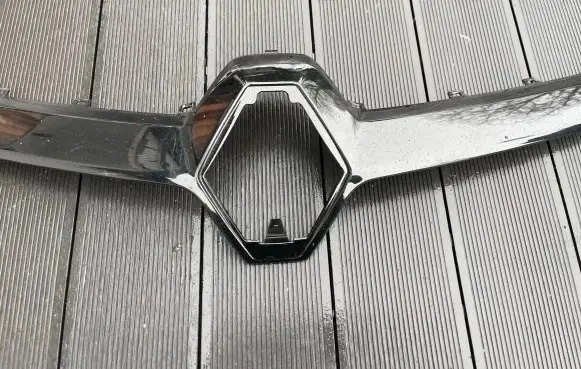 Renault Megane III Front bumper upper radiator grill 620728794R