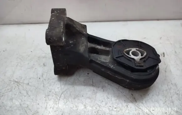 Opel Movano B Engine mount bracket
